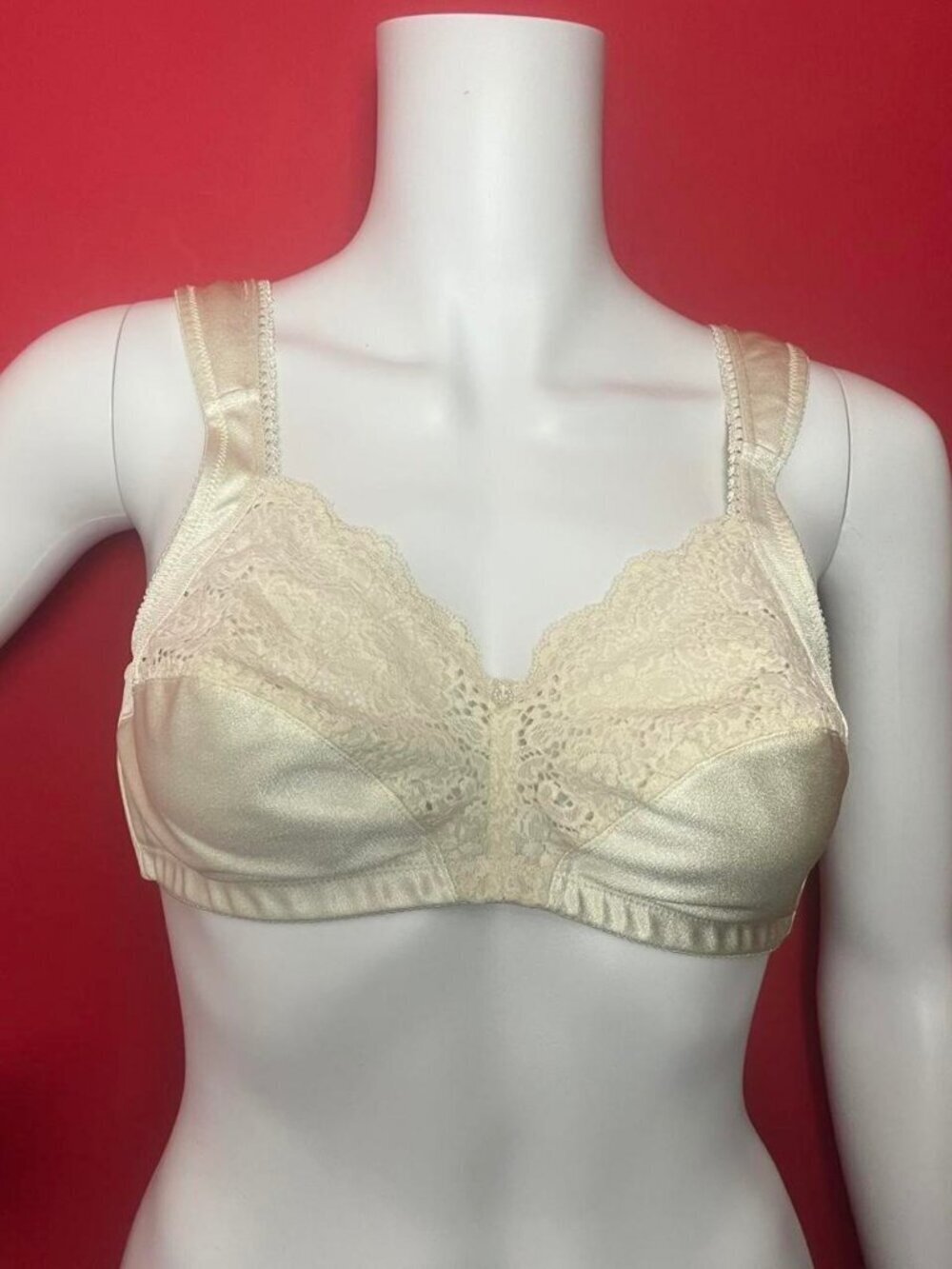 Wonder bra  / Vintage cream white lace bra 🤍💛​​